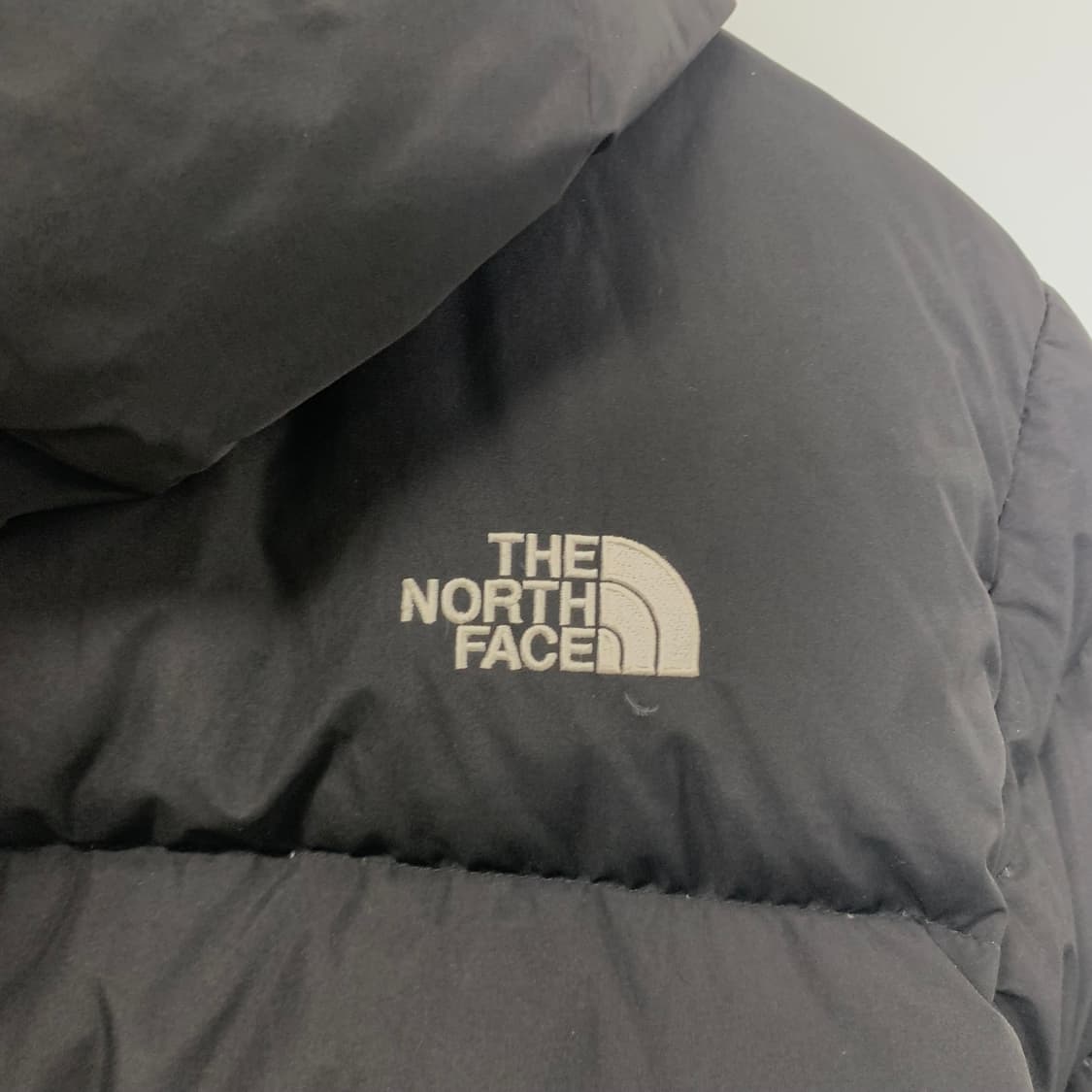 노스페이스 자수로고 블랙 후드 패딩 상품이미지5