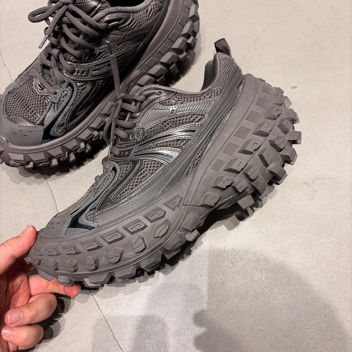 (정품/새상품) 발렌시아가 남성 그레이 디펜더 바운서 스니커즈 상품이미지1