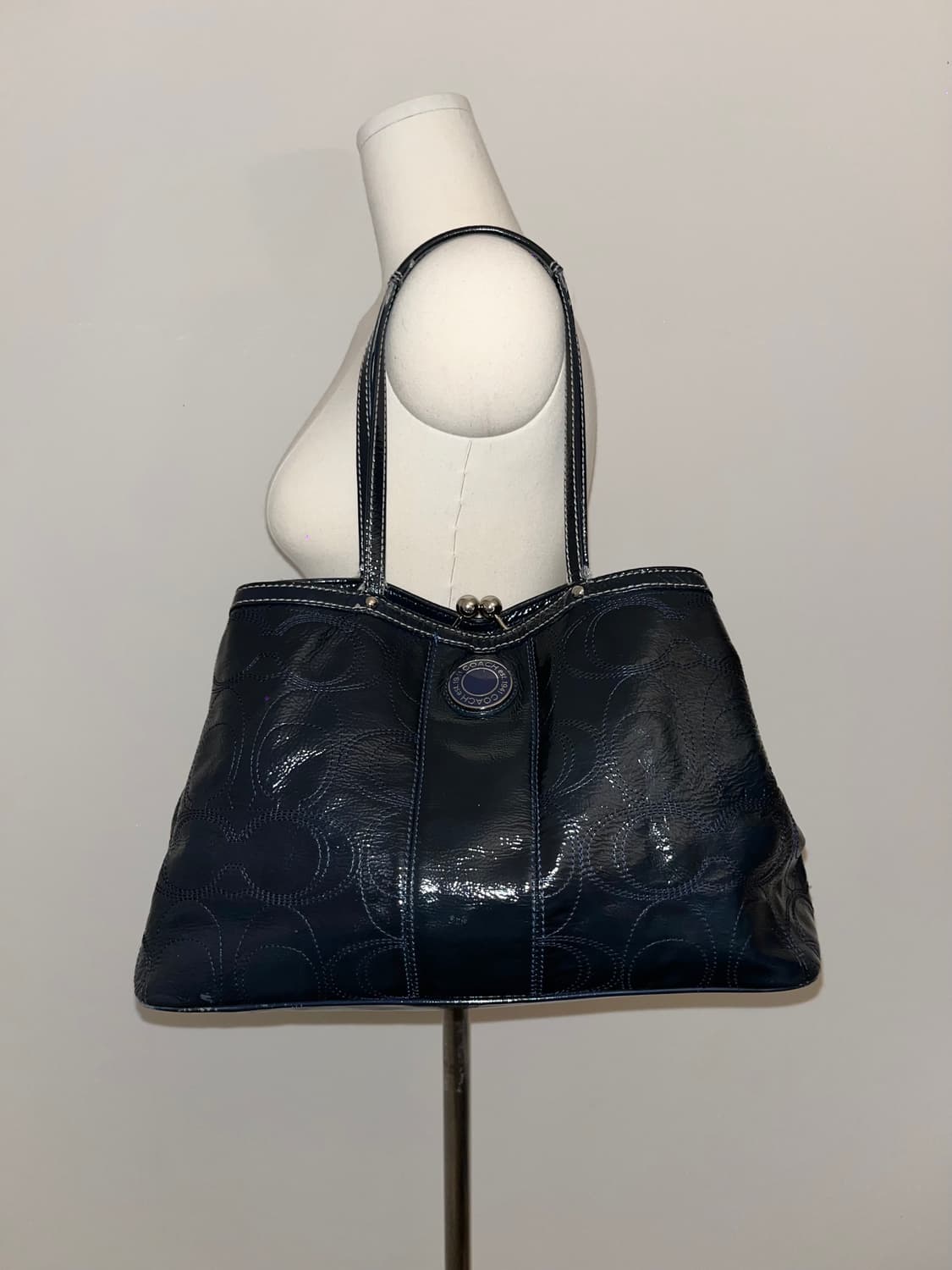 📦Coach navy enamel shoulder bag 상품이미지1