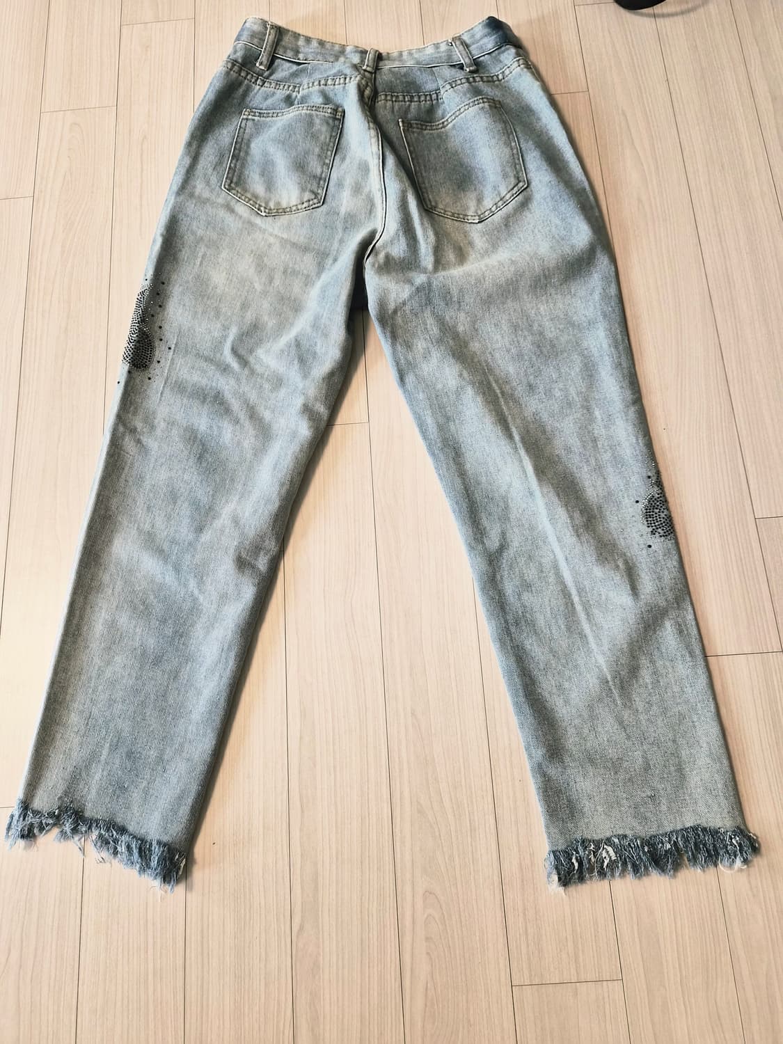 유니크한 큐빅 나비 포인트 연청 청바지 판매합니다 상품이미지5