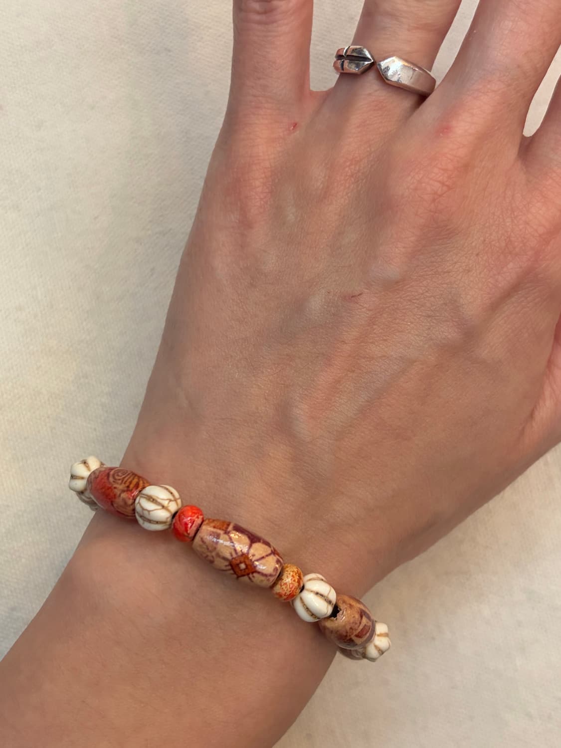 빈티지 패턴 비즈 팔찌 · 써지컬 고리 마감 상품이미지1