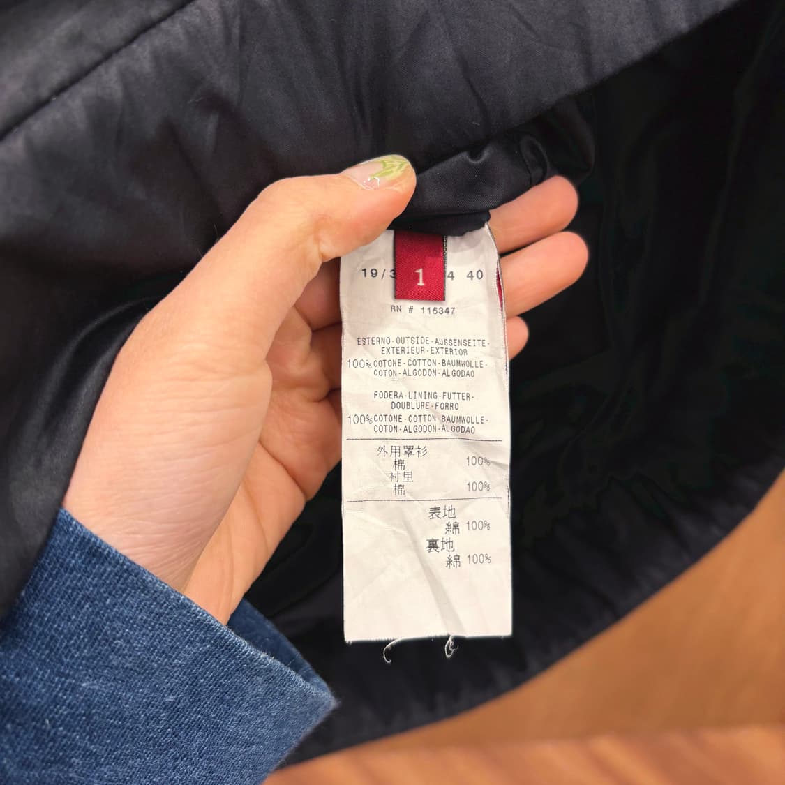 몽클레어 스탠드 칼라 체인 디테일 금장 로고 패치 디테일 블랙 상품이미지8