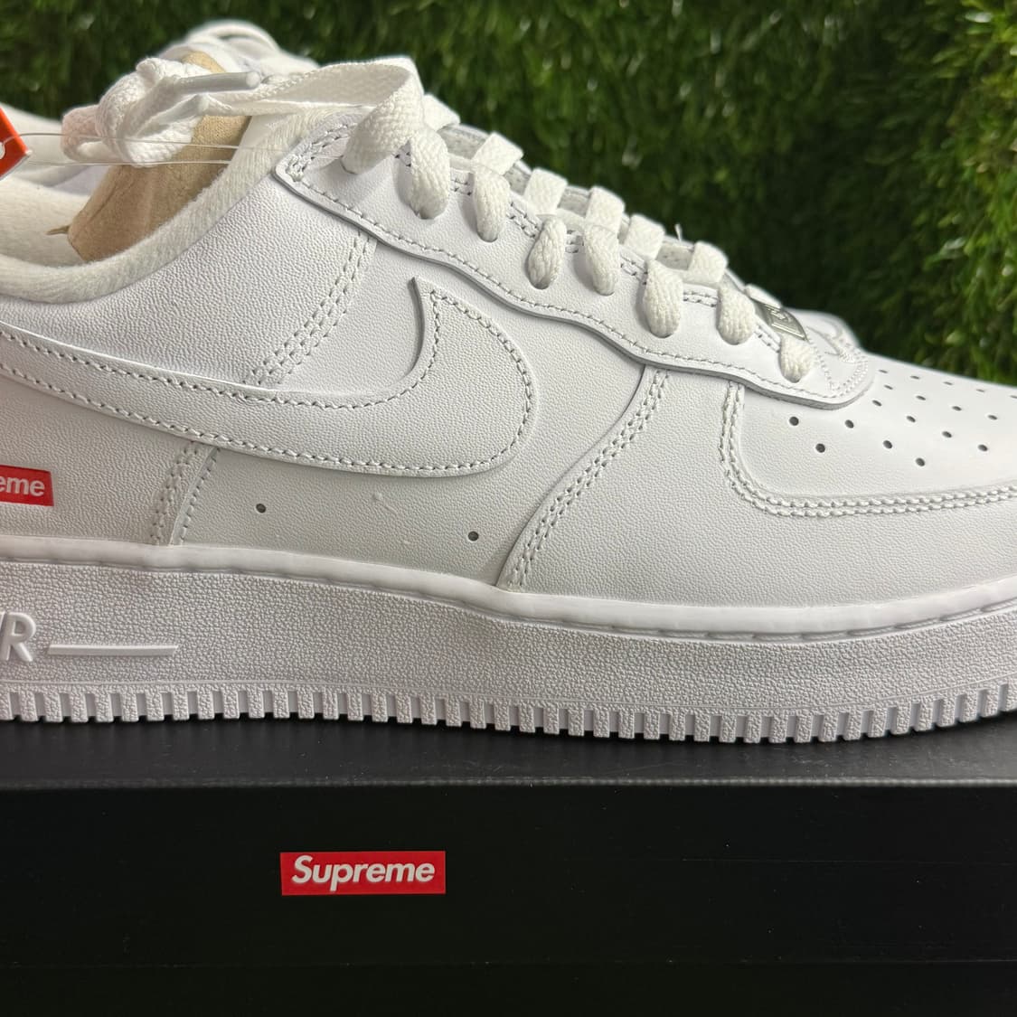나이키 x 슈프림 에어포스 1 로우 화이트 상품이미지2