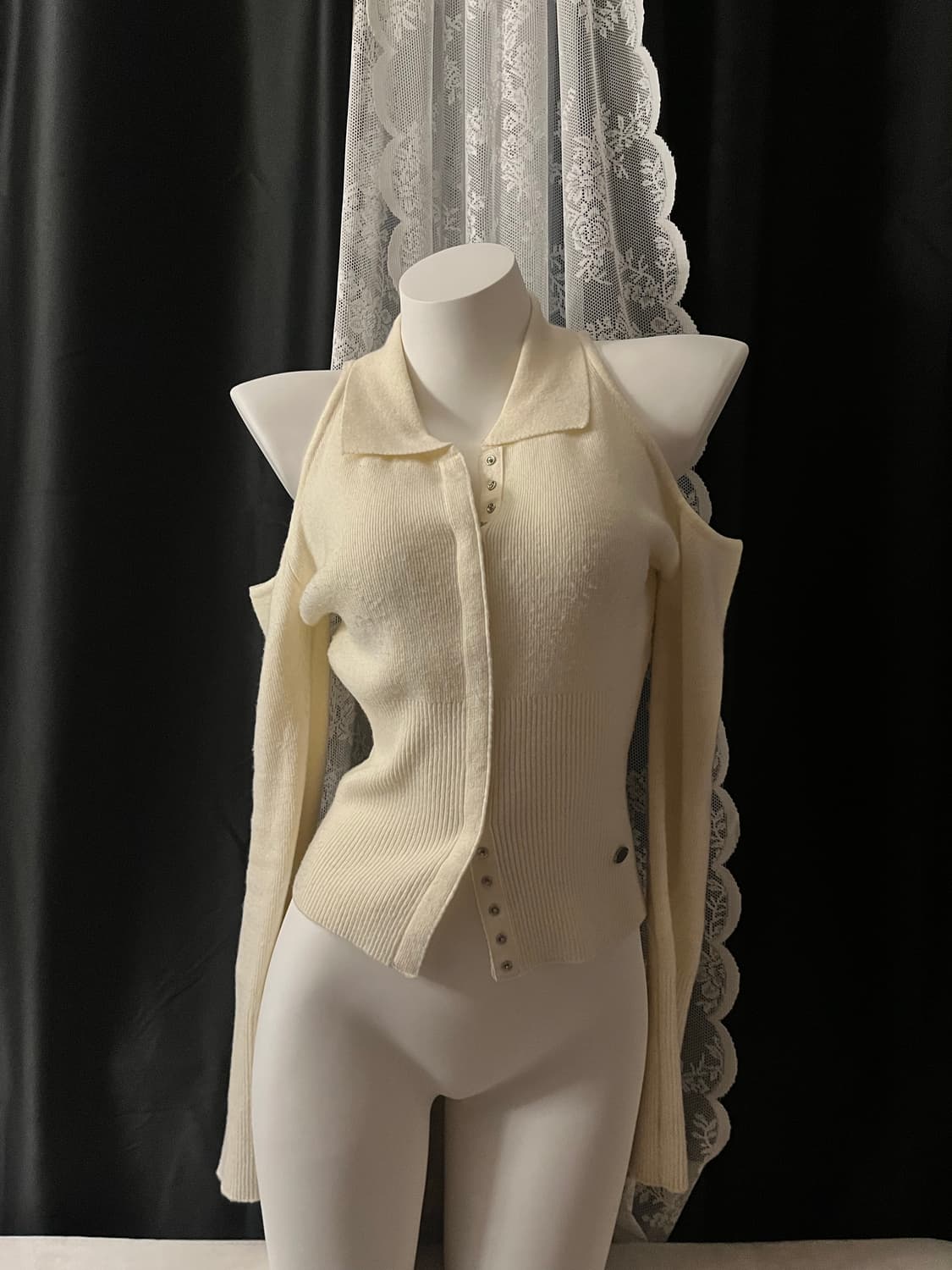 BOHEMSEO CUT-OUT OFF SHOULDER KNIT 상품이미지1