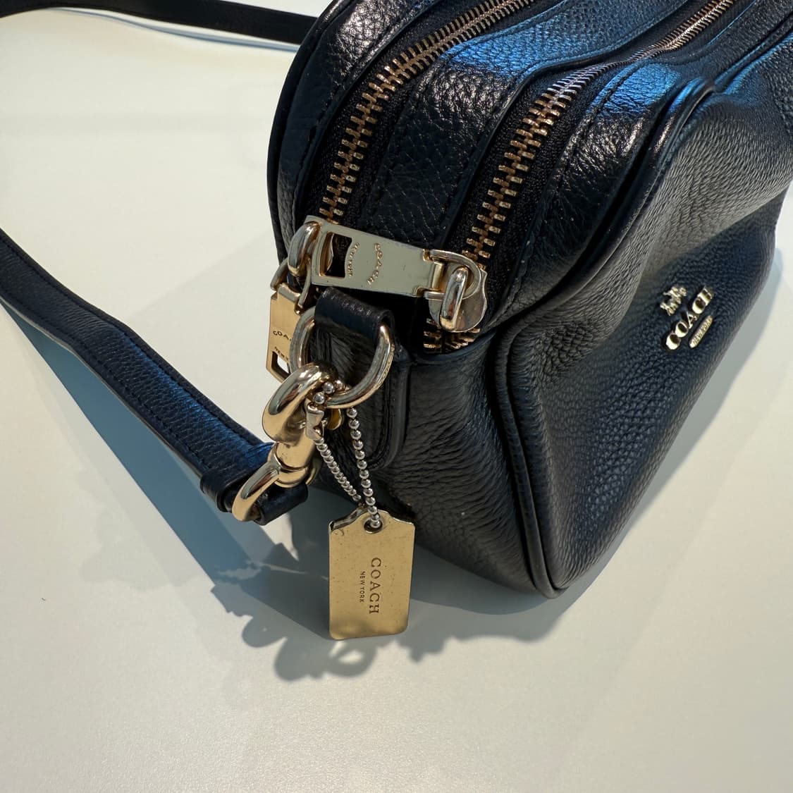 코치 제슬린 페블 가죽 카메라백(블랙/금장) 상품이미지4