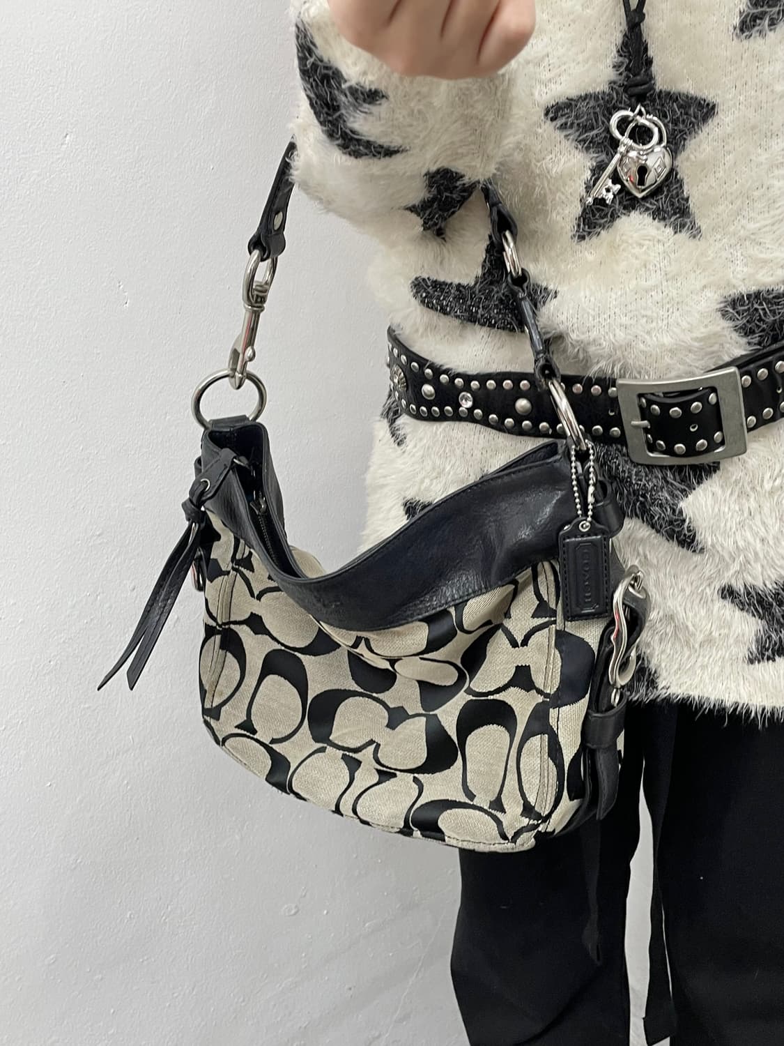 코치 블랙 자카드 숄더백 상품이미지4