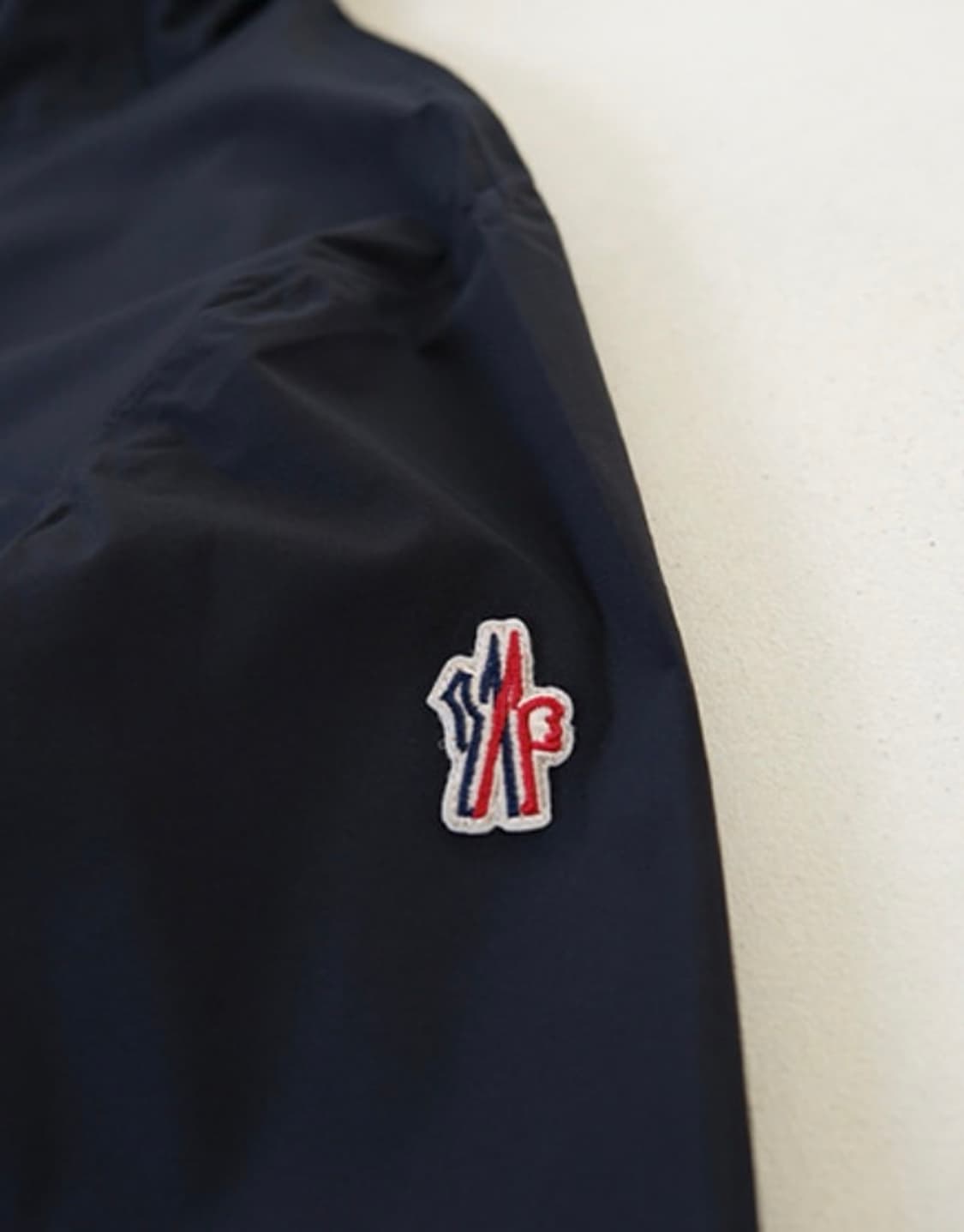 가격제시)팝니다 몽클레어 바람막이 새상품 상품이미지4