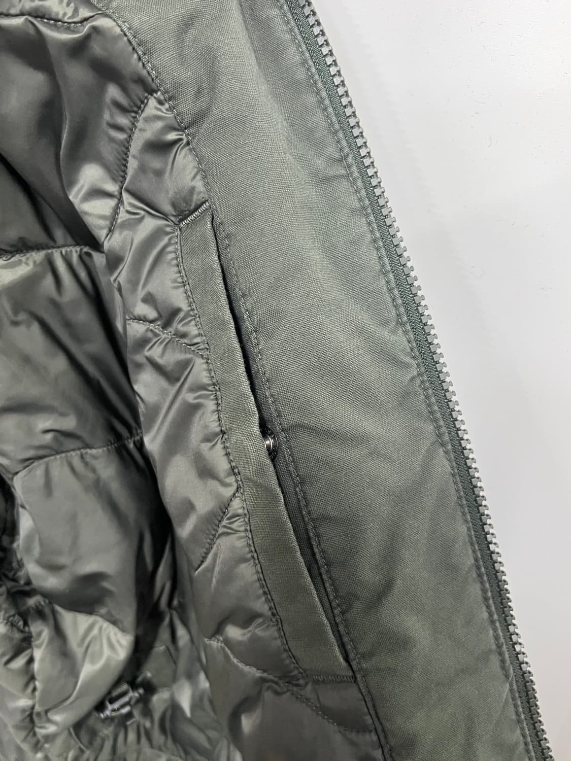 유니클로 엔지니어드 가먼츠 퍼프테크 유틸리티 야상 후드 점퍼 상품이미지4