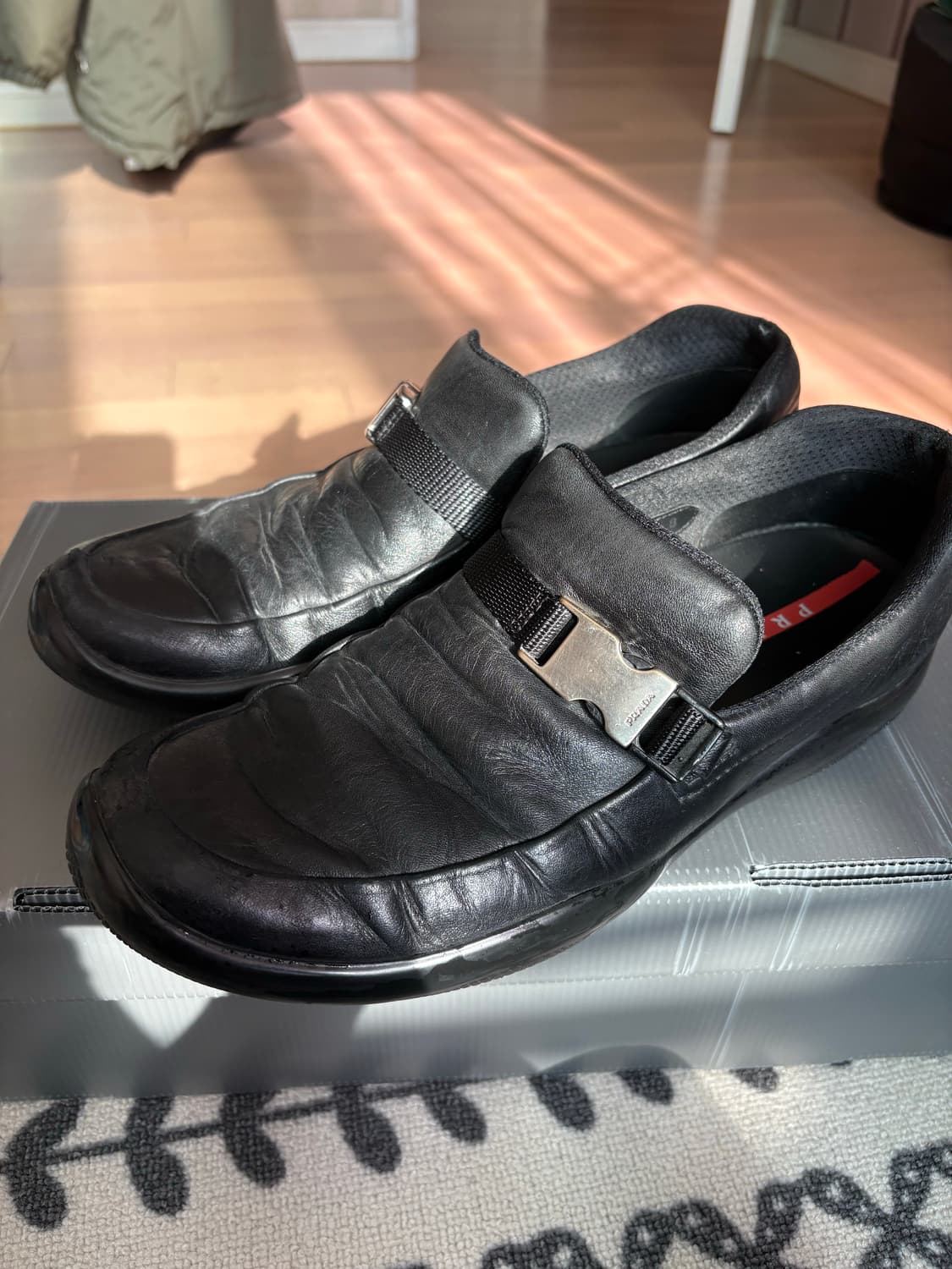 프라다 스포츠 버클 스트랩 로퍼 슈즈 상품이미지1