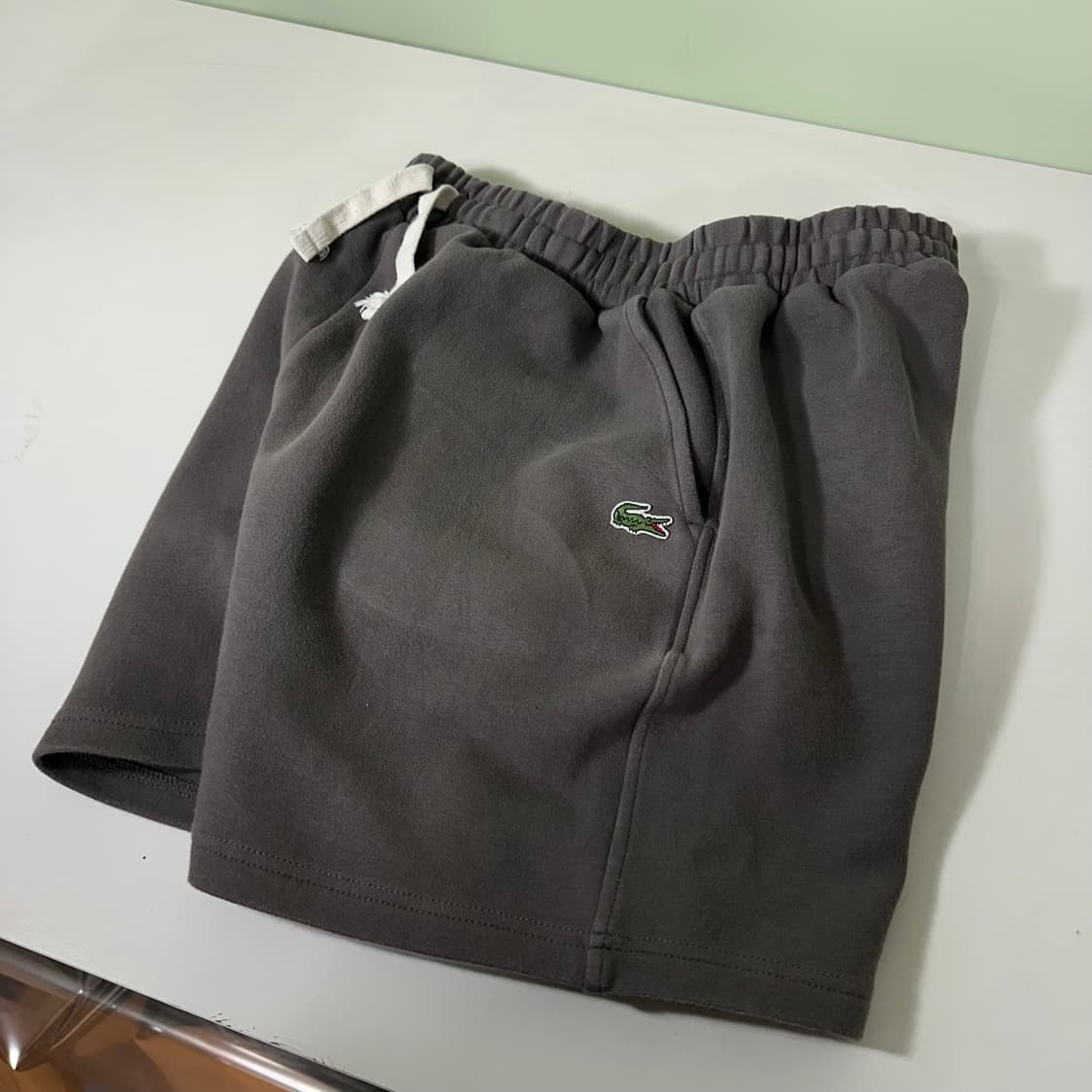 XL 라코스테 진그레이 스몰로고 밴딩 스웻쇼츠 반바지 상품이미지4