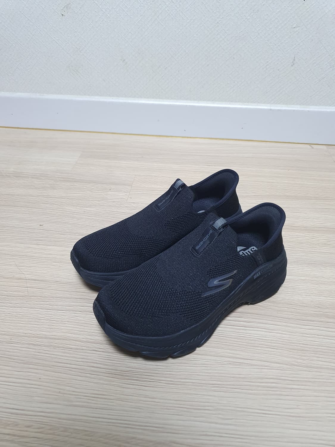 스케쳐스 맥스쿠션 아치핏 블랙 슬립온 235 상품이미지4