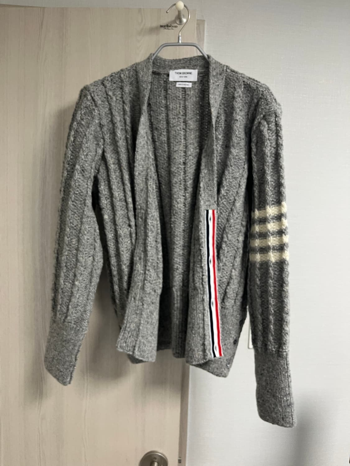 톰브라운 24SS 트위스트 케이블 가디건 MKC486B Y1506 05 상품이미지1