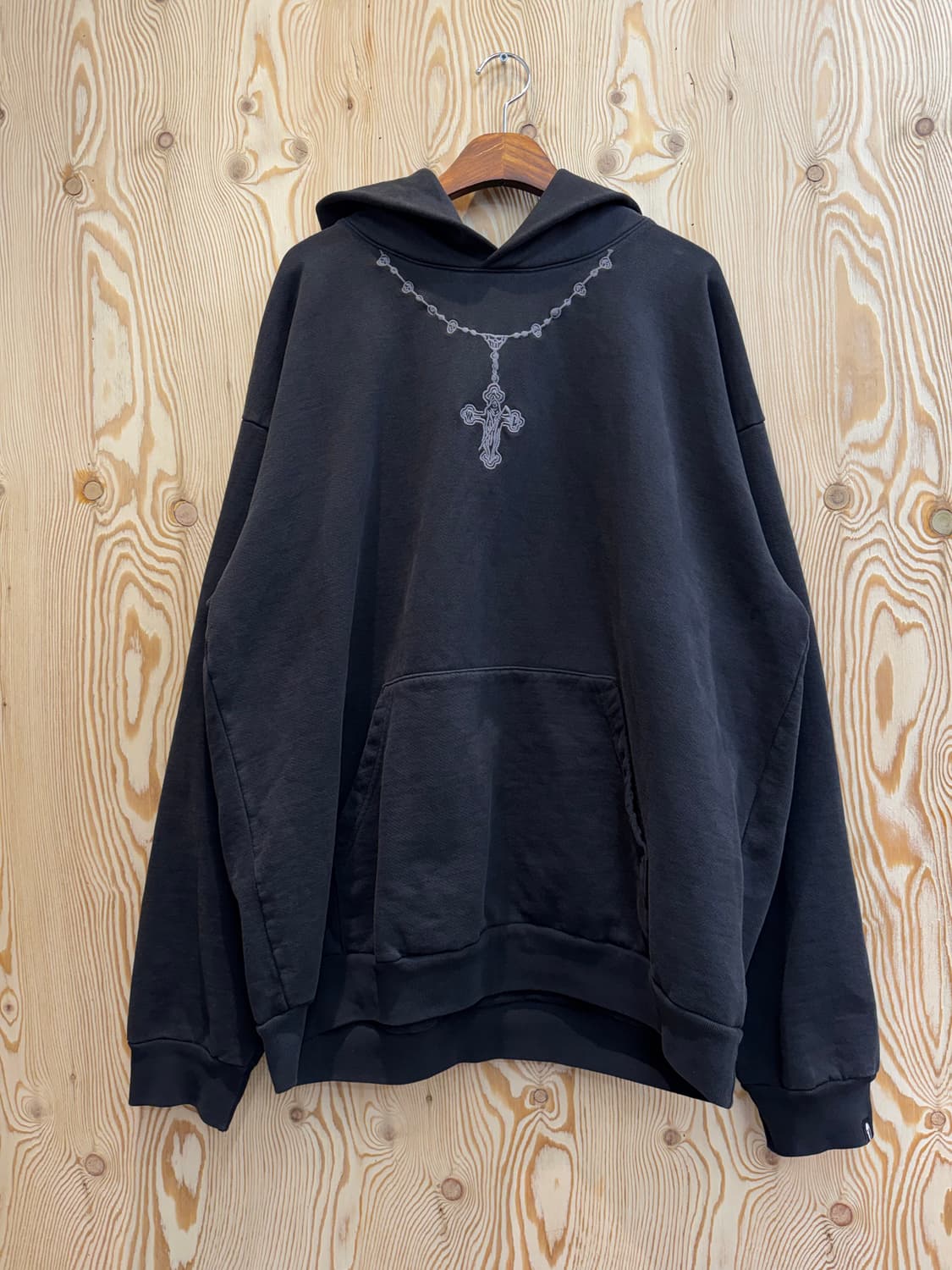 워렌로타스 십자가 자수 후드티 상품이미지1