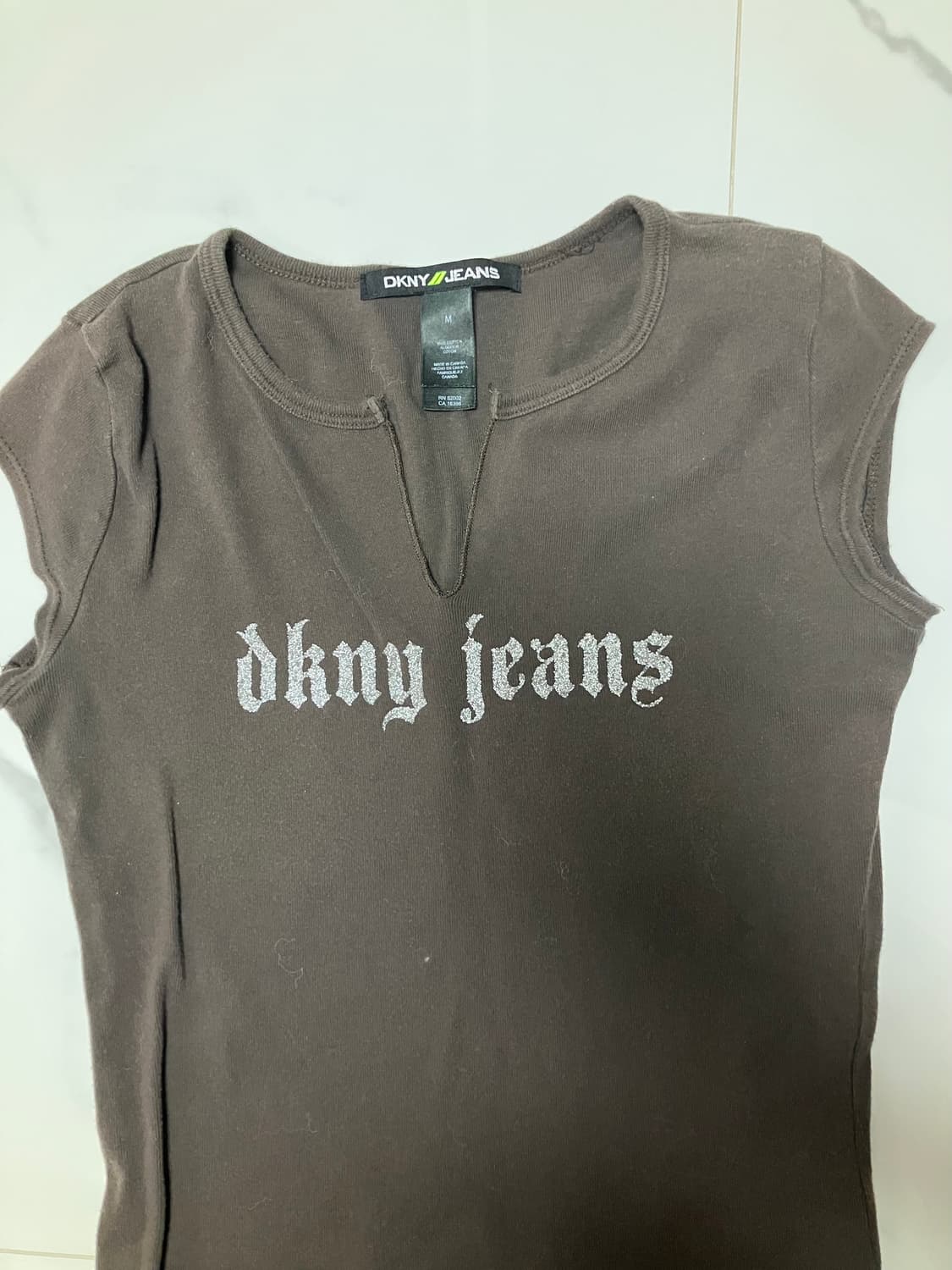 Y2K 2000 DKNY 캡슬리브 브라운 프론트 슬릿 티셔츠  상품이미지2