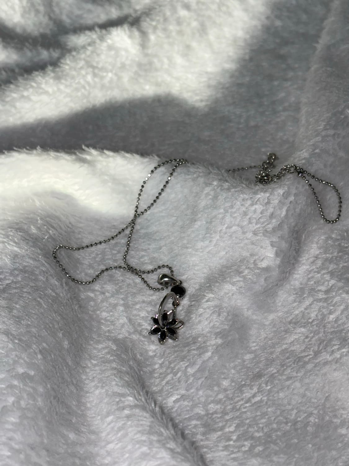 블랙 꽃 팬던트 숏 기장 목걸이 상품이미지1