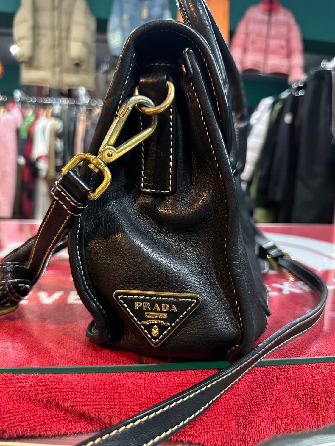 프라다 탑핸들 가죽 크로스백 상품이미지3