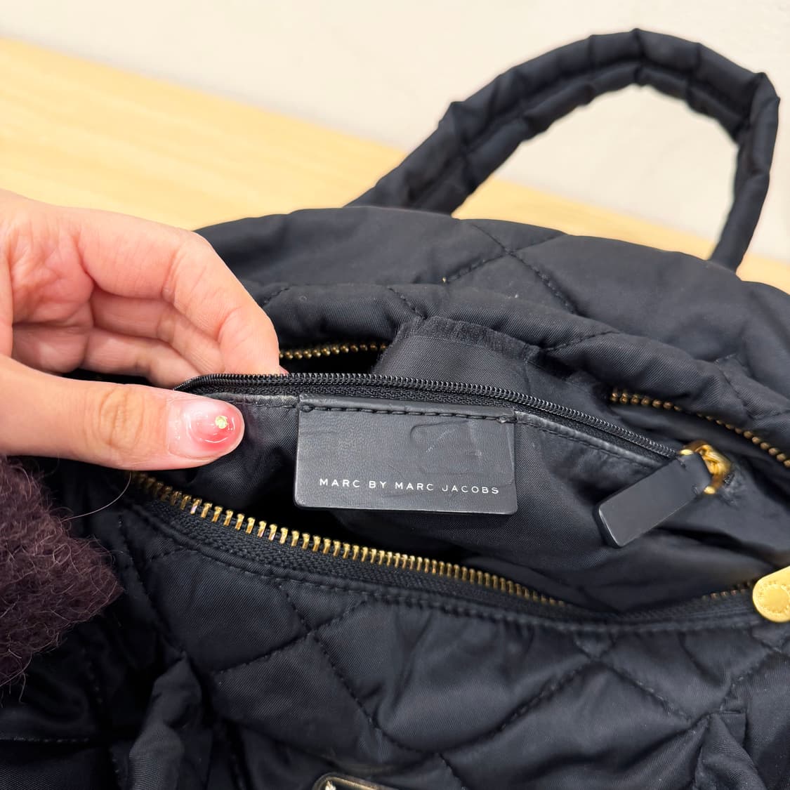 마크제이콥스 퀄팅 패딩 토트백 골드 로고 플레이트 디테일 블랙 상품이미지6