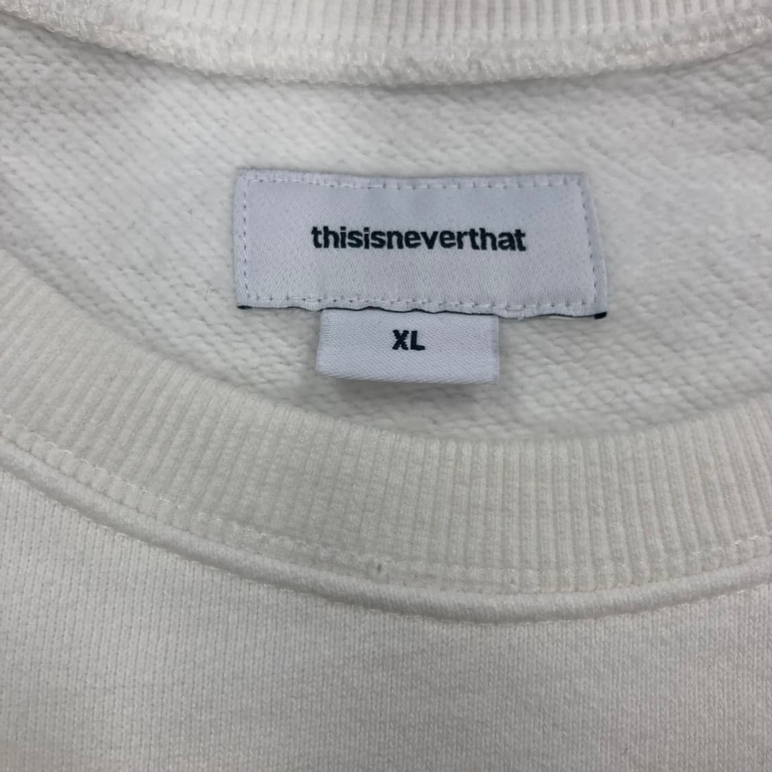 디스이즈네버댓 화이트 컬러 스펠아웃 맨투맨 상품이미지3