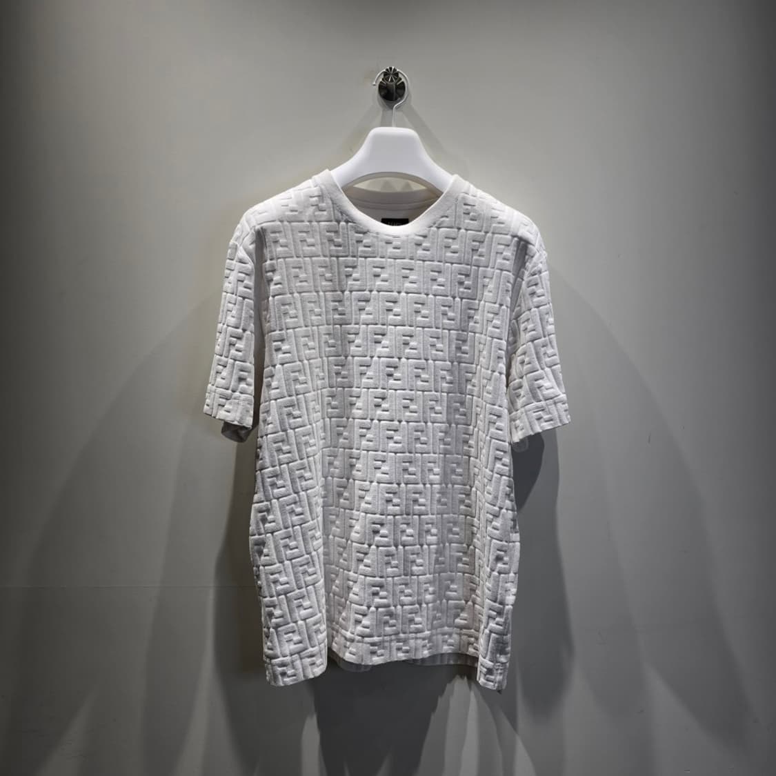 [중고/정품] 펜디 FF 로고 엠보싱 텍스처 티셔츠 화이트 M 상품이미지1