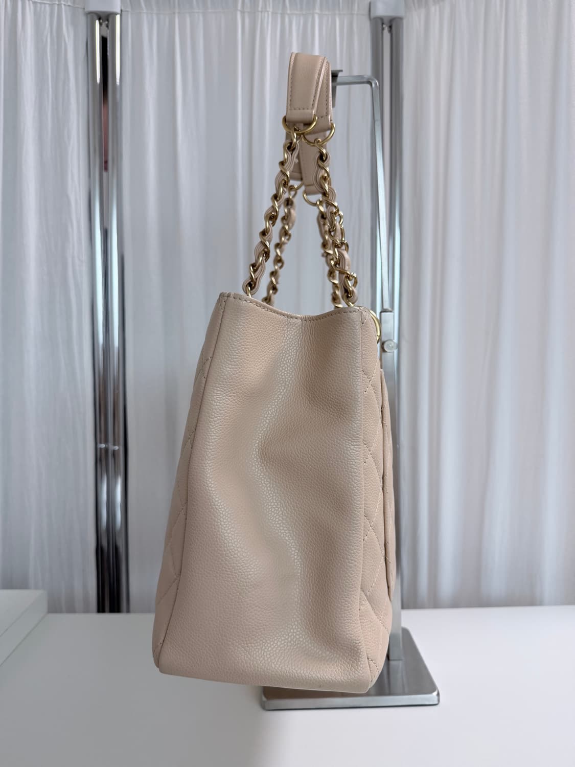 샤넬 그랜드샤핑 캐비어 베이지 숄더백 상품이미지4