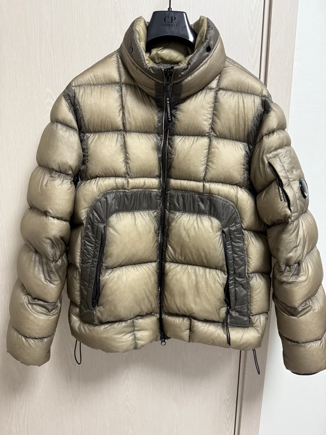 cp컴퍼니 dd쉘 패딩 24fw 상품이미지1