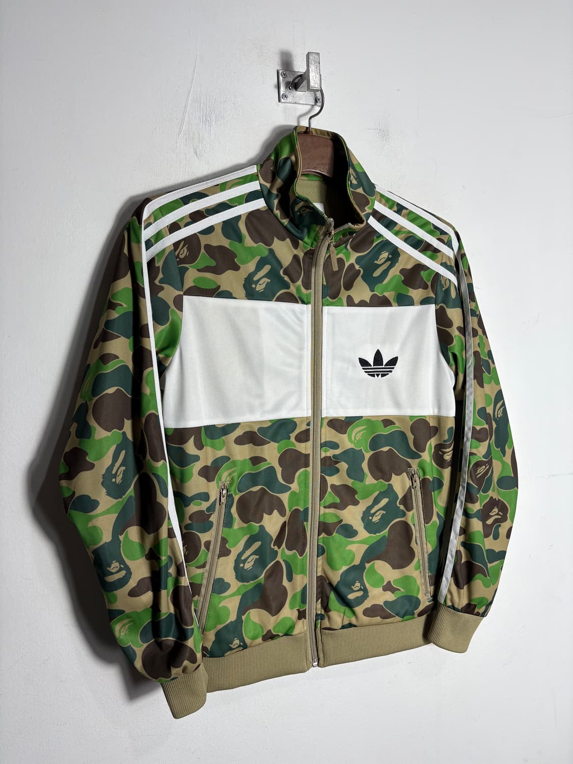 베이프X아디다스 카모 트랙탑 상품이미지1