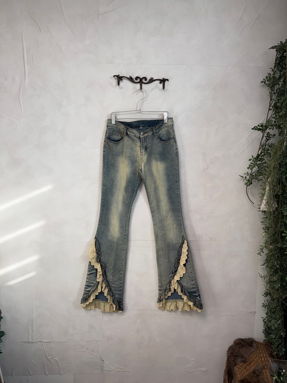 Washing denim ruffle punching lace 부츠컷팬츠 상품이미지2