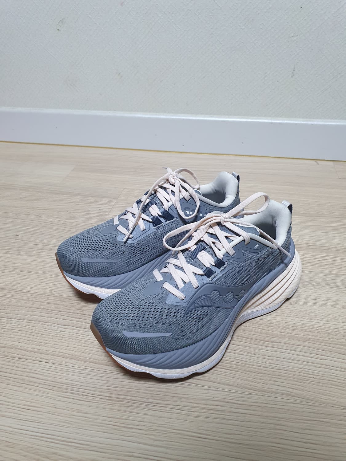 써코니 허리케인 24 러닝화 240 상품이미지4