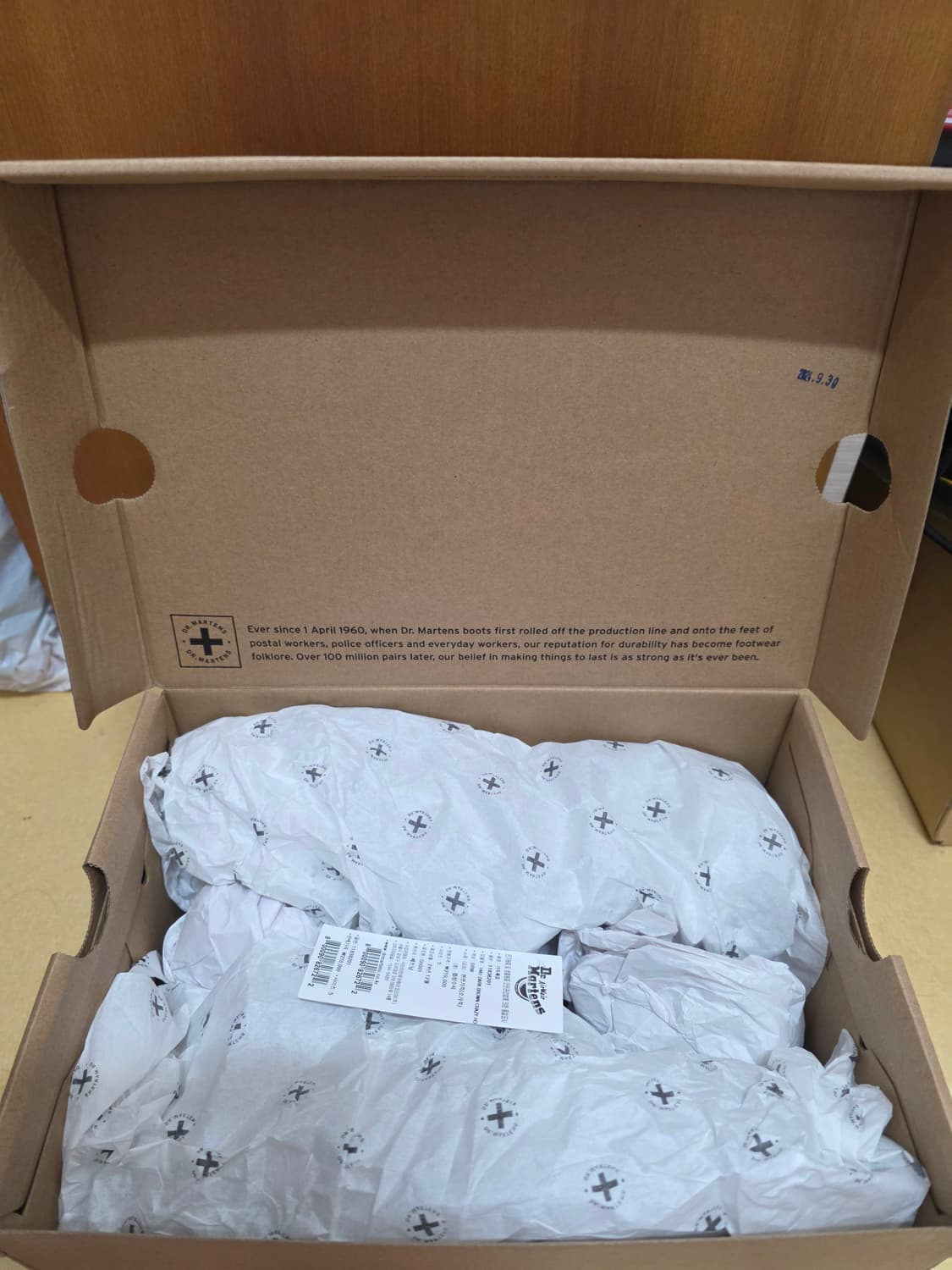 닥터마틴 1461 크레이지홀스 브라운 상품이미지10