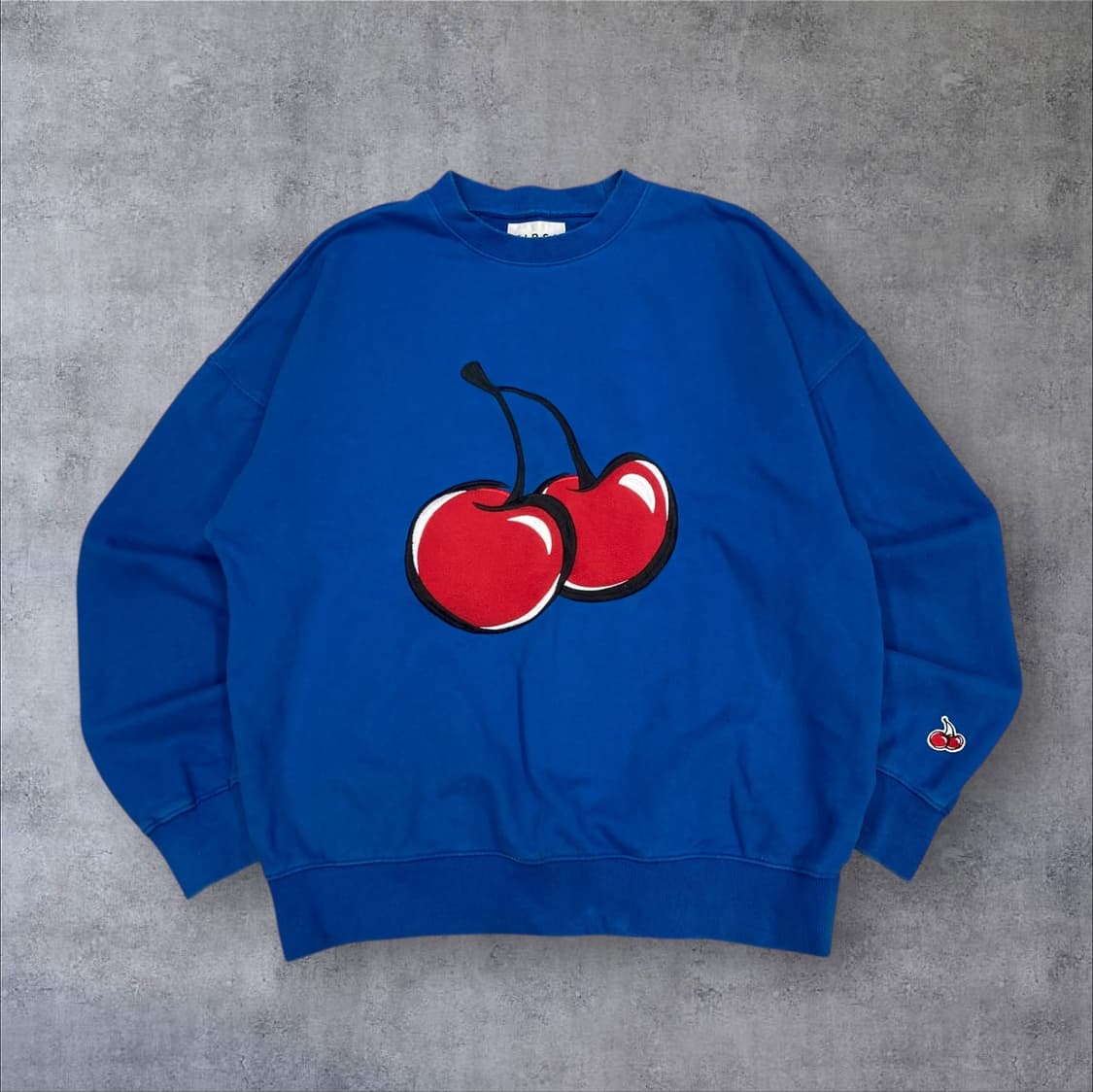 키르시 블루 컬러 체리 빅로고 맨투맨 상품이미지1