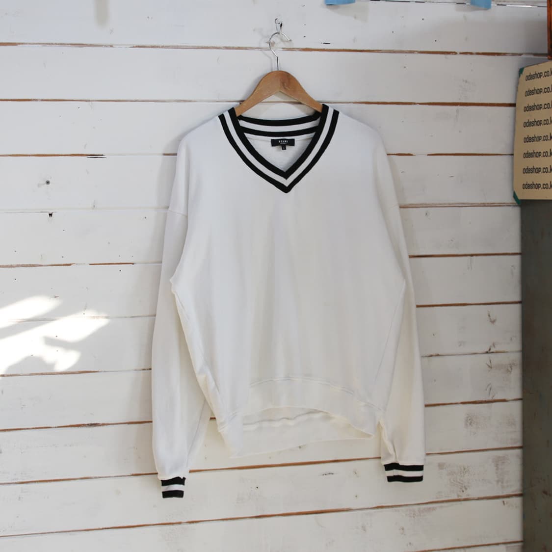 (착용컷) BEAMS HEART 브이넥 스웻 셔츠 (남성용 103) 상품이미지1