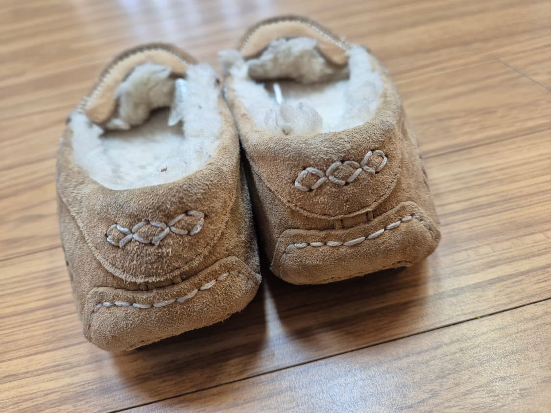 어그 모카신 슬리퍼 단화입니다. 부드러운 스웨이드 재질이라 고급스러워요. 상품이미지3