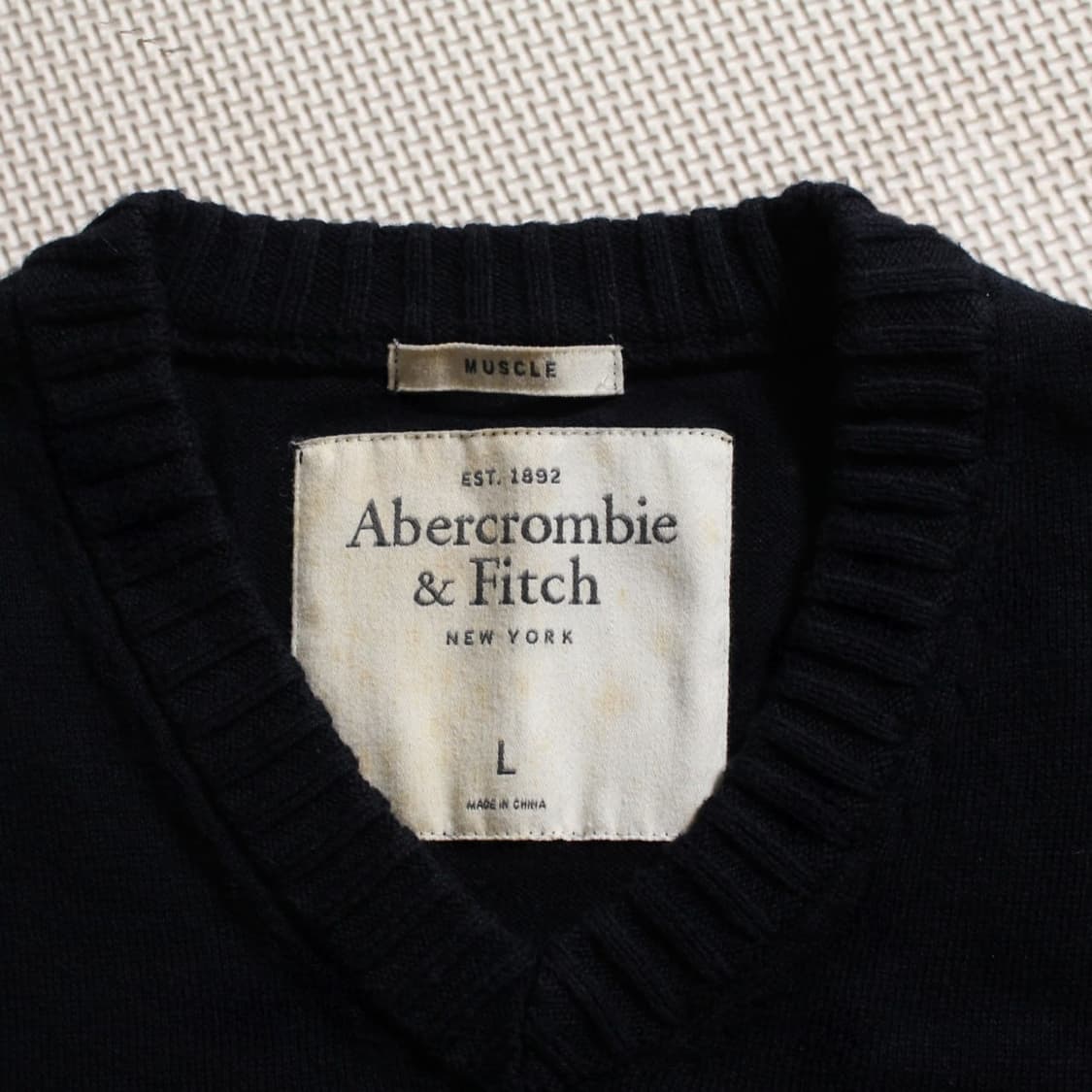 Abercrombie 아베크롬비 블랙 브이넥 니트  상품이미지3