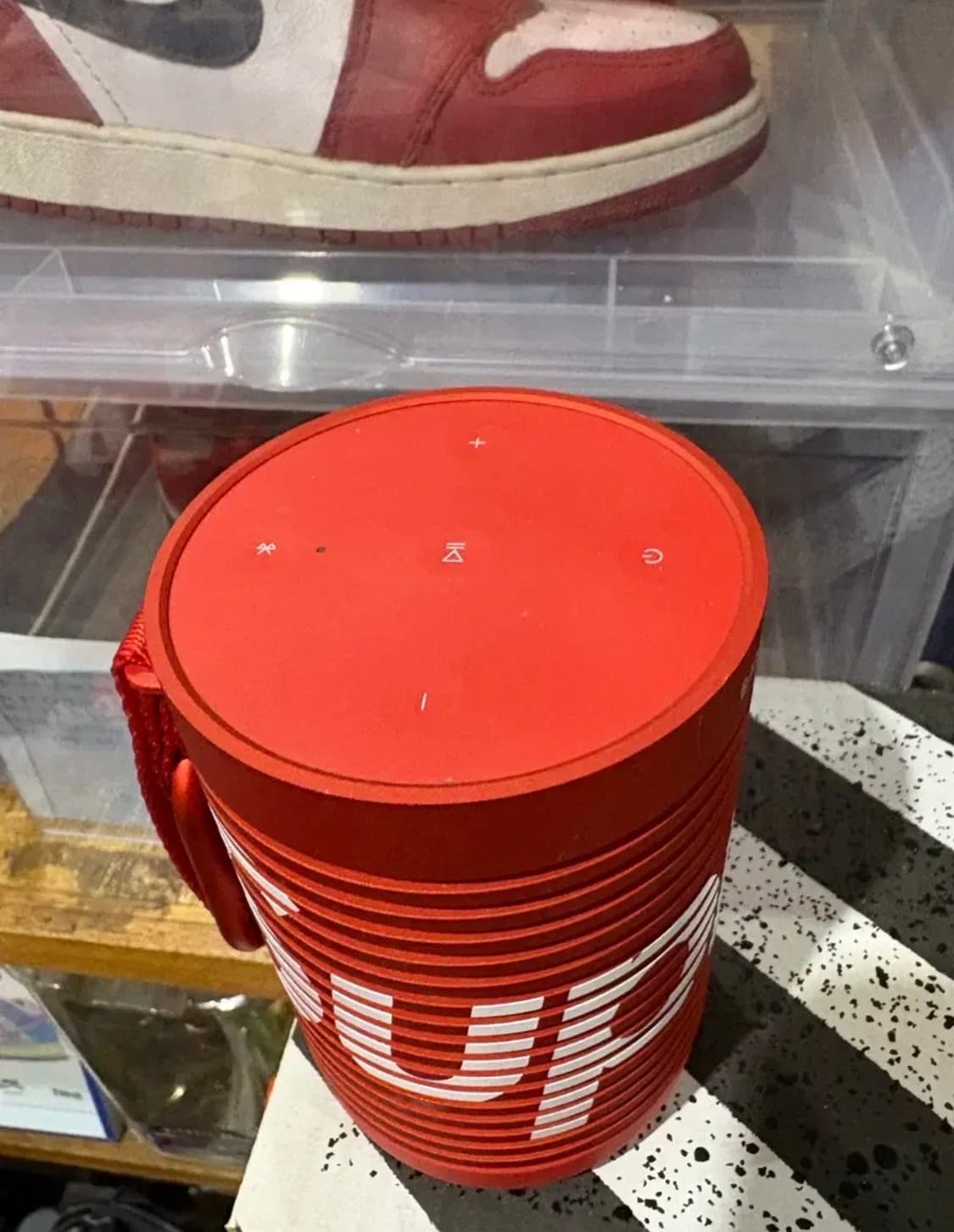 슈프림 x 뱅 앤 올룹슨 익스플로러 포터블 스피커 레드 상품이미지2