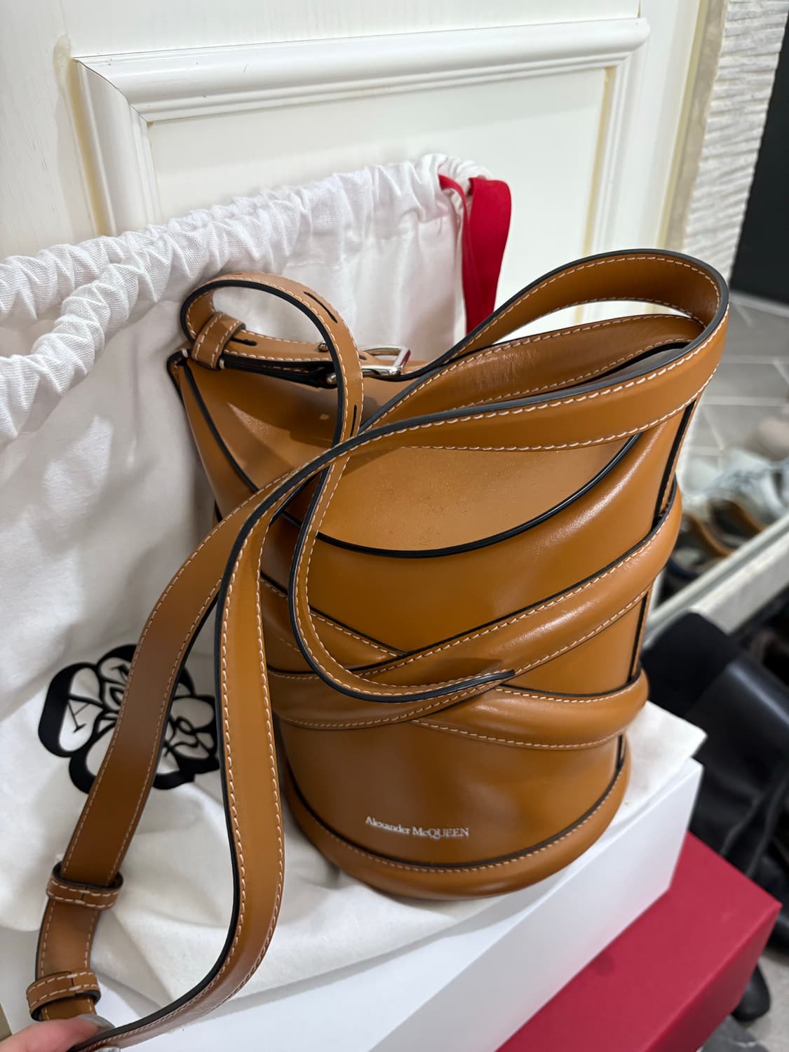  알렉산더 맥퀸 커브백 탄 상품이미지1
