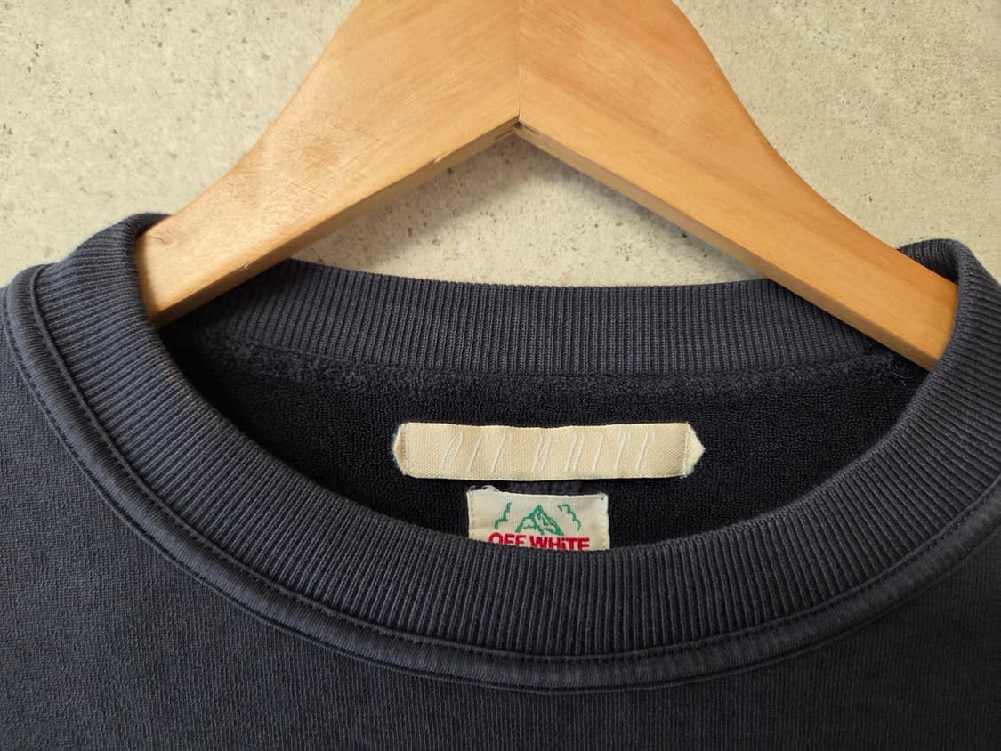 오프화이트 맨투맨 네이비 M 상태 최상 상품이미지3
