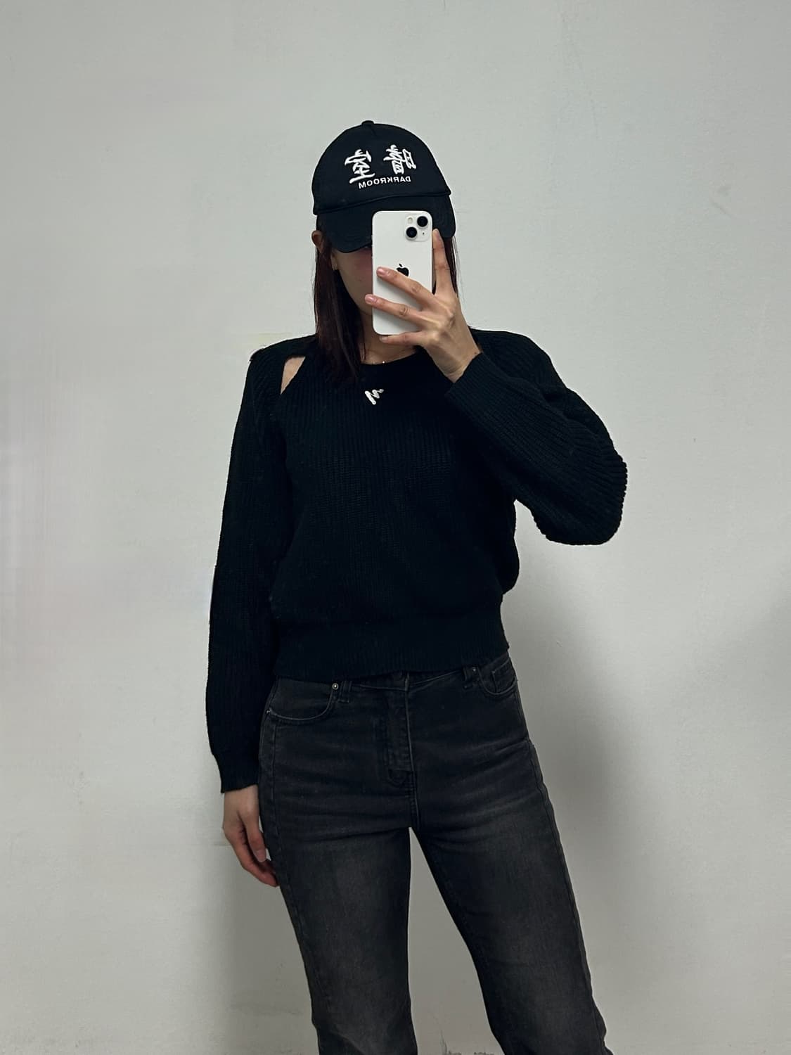 닉앤니콜 자수로고 컷아웃 니트 블랙 상품이미지1