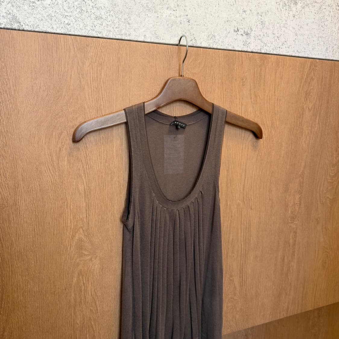 띠어리 슬리브리스 니트 핀턱 플리츠 디테일 루즈핏 브라운 상품이미지6