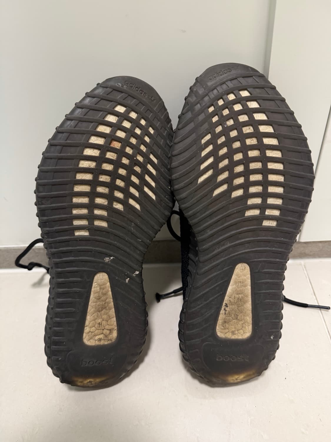 아디다스 이지 부스트 350 V2 코어 블랙 그린 상품이미지4