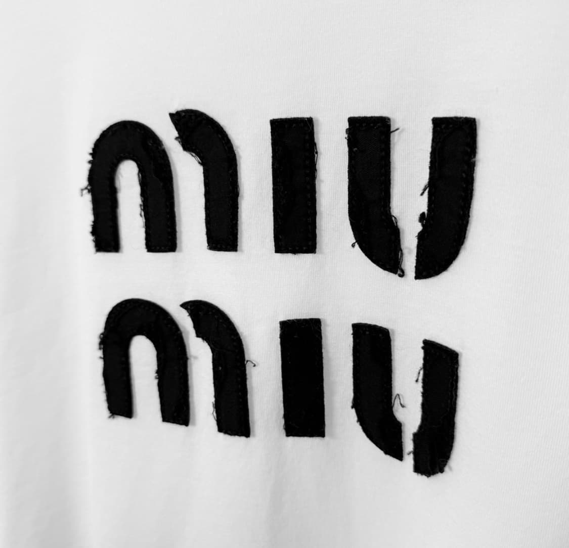 [M] 미우미우 여성 자수 코튼 크롭 반팔 티셔츠 화이트 MJN445 상품이미지5