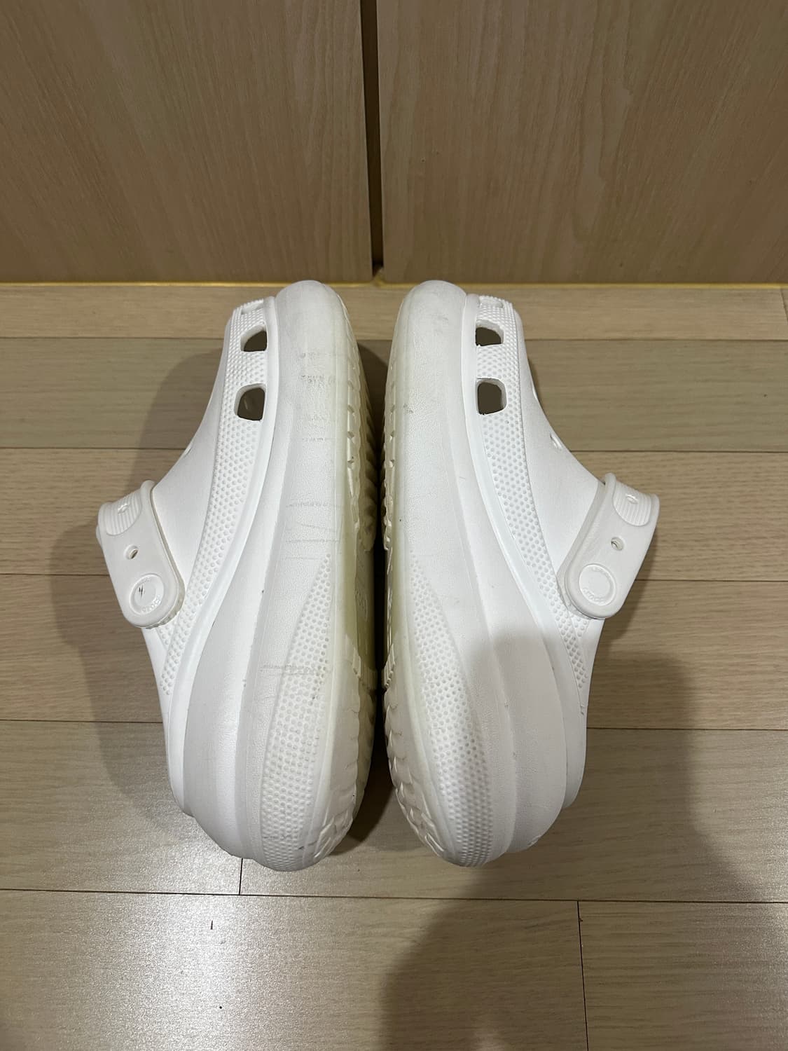 크록스 클래식 크러쉬 클로그 240 (M5W7) 화이트  상품이미지4