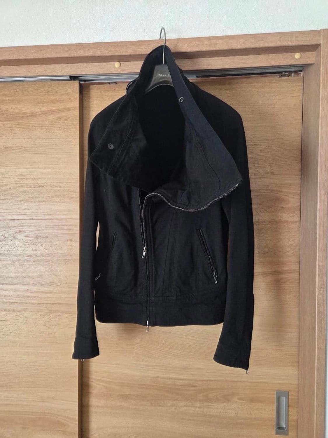 율리우스  비대칭 하이넥 재킷 상품이미지3