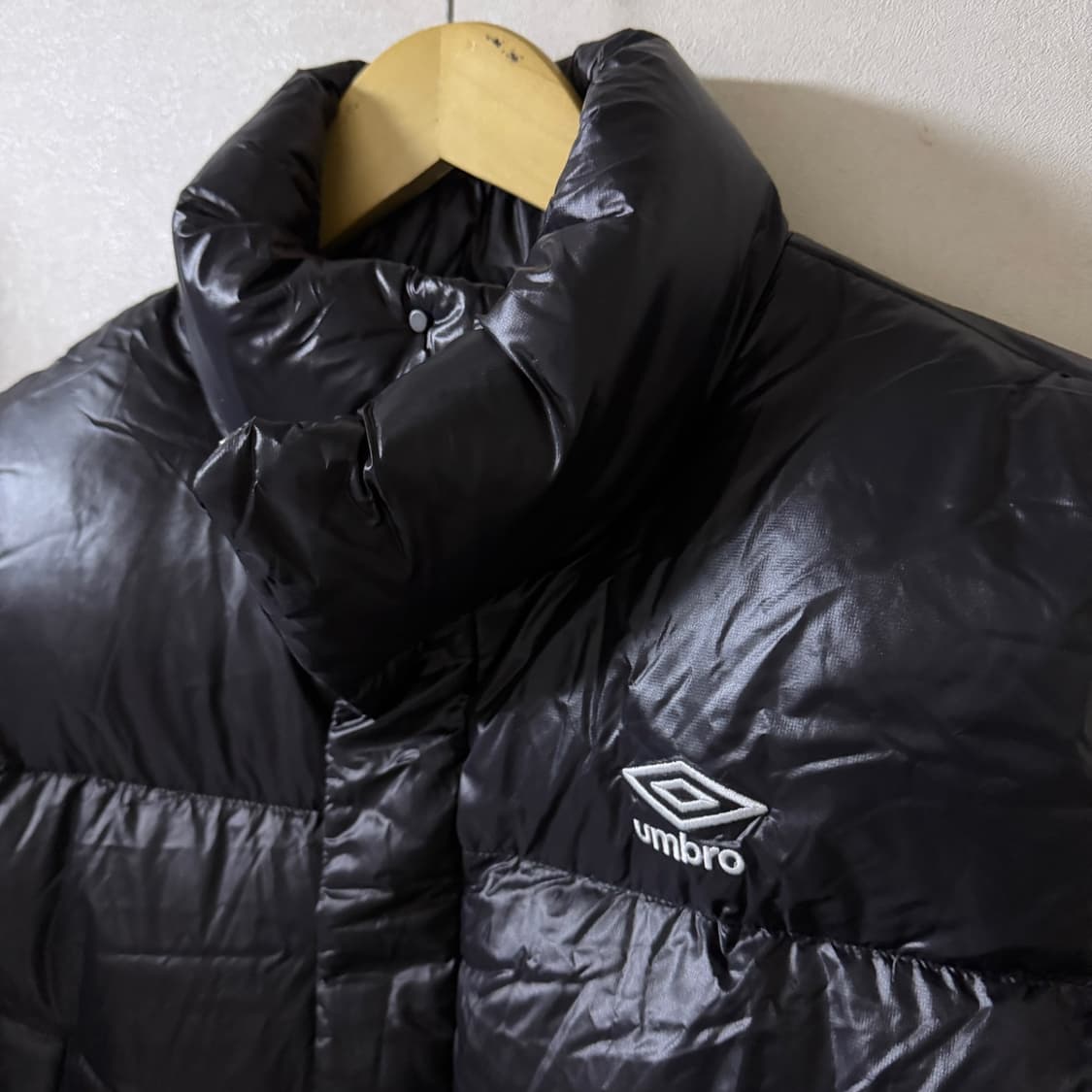 엄브로 크롭 덕다운 패딩 베스트 블랙 상품이미지2