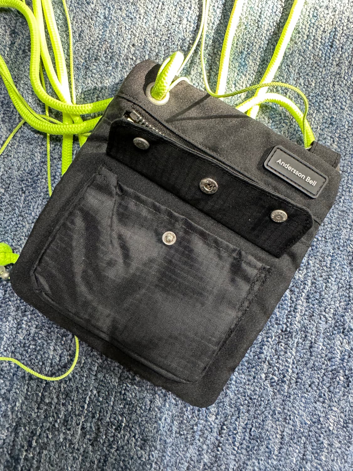 앤더슨벨 크로스백 블랙 상품이미지1