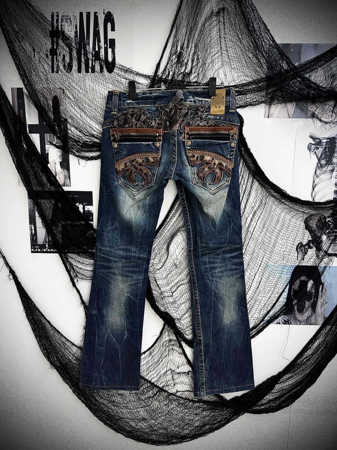 Red pepper detailed jeans 상품이미지1
