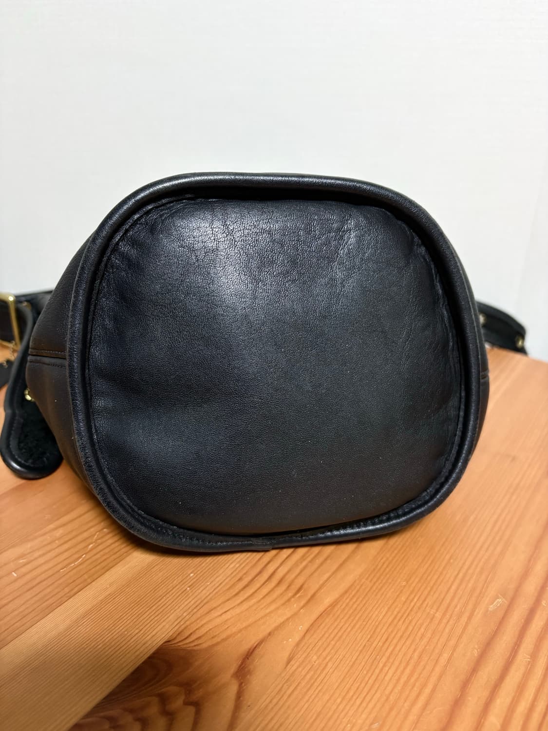 올드코치 블랙 가죽 버킷백 M 상품이미지3