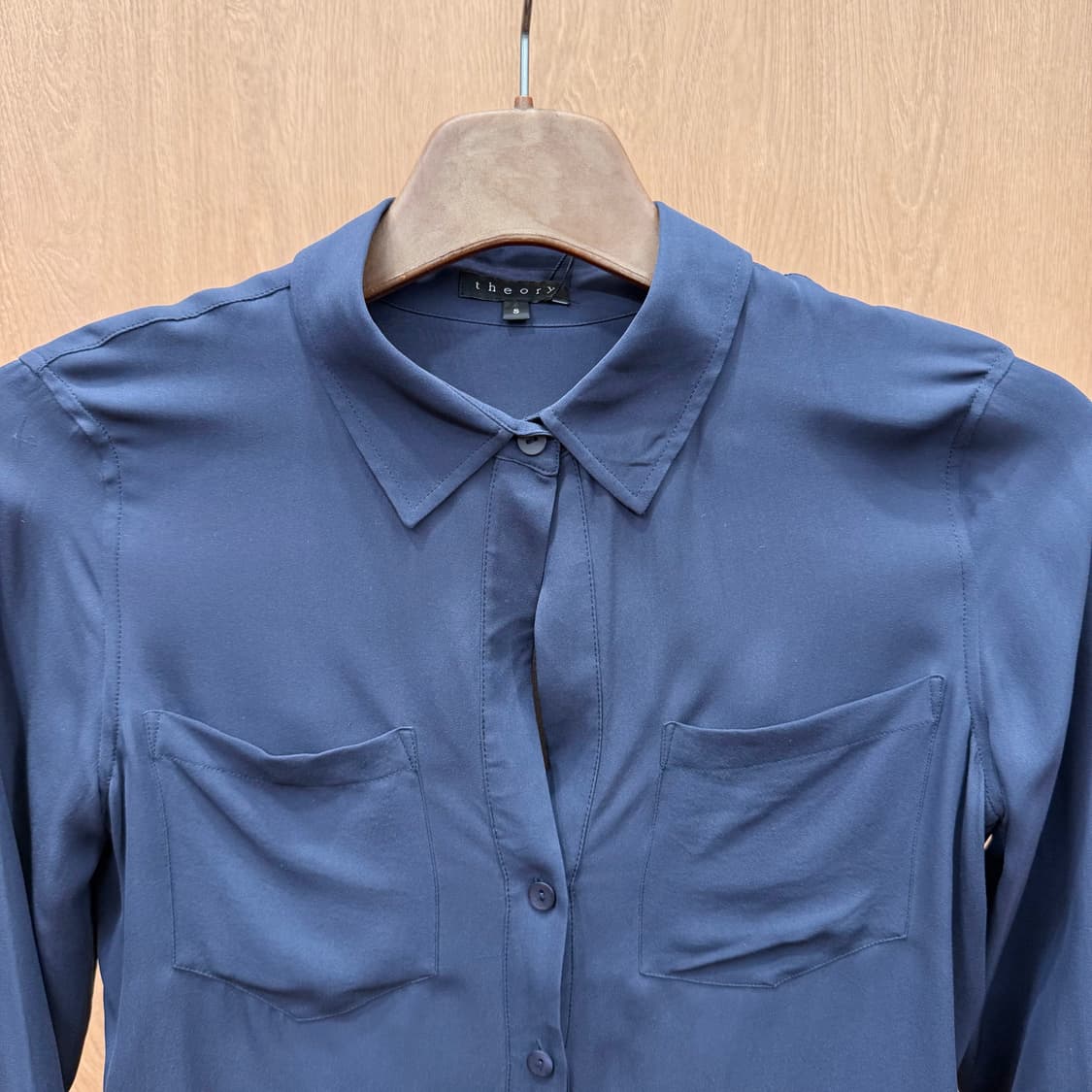 띠어리 실크 셔츠 블라우스 언발란스 타이 디테일 슬림핏 네이비 상품이미지4