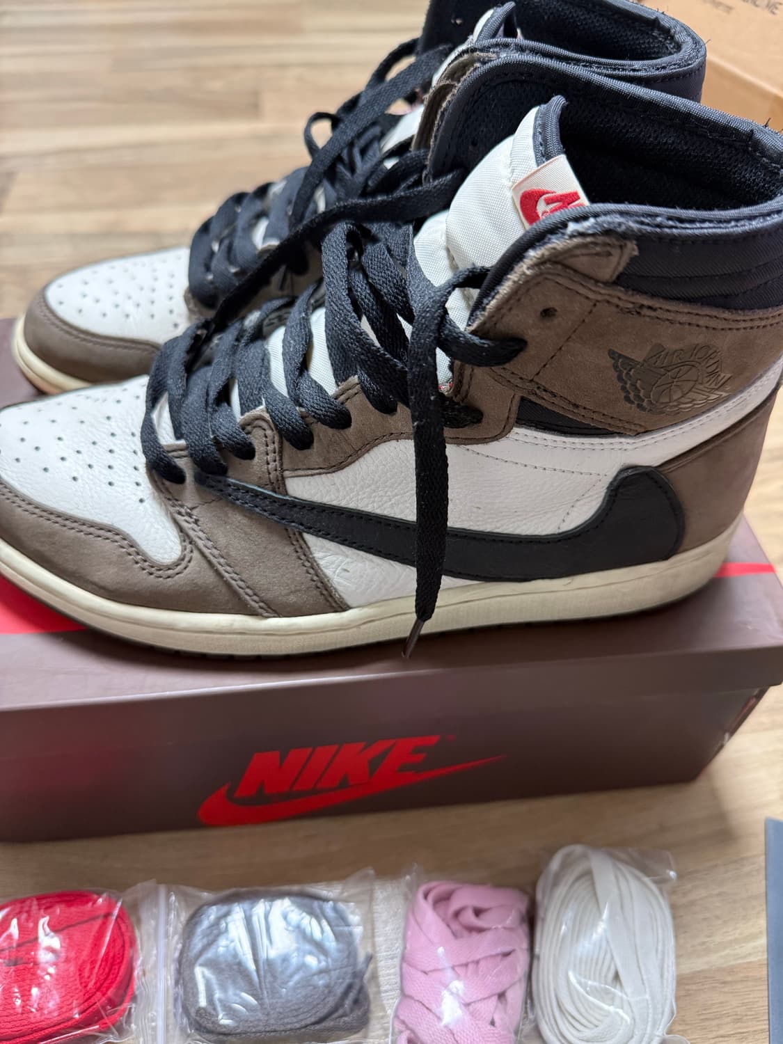 판매)나이키 에어조던1 트래비스 스캇 모카 270 풀구성 상품이미지3