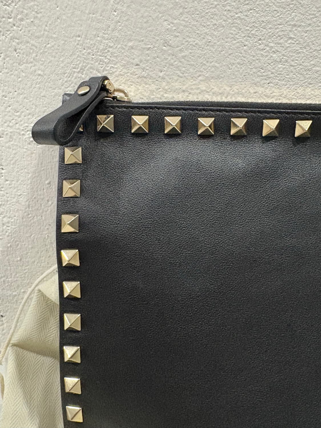 Valentino 발렌티노 락스터드 클러치백 상품이미지3