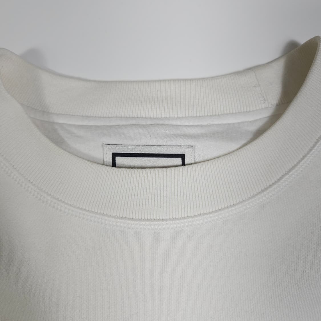 우영미 스퀘어 라벨 화이트 맨투맨  상품이미지5